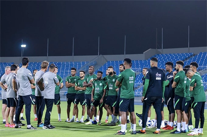 Nếu nhìn từ vòng loại thứ 2 World Cup, “tam giác vàng” của Herve Renard sẽ gồm đội trưởng Salman Al Faraj, Salem Al Dawsari và Saleh Alsehri, những người đã ghi 12/22 bàn cho Saudi Arabia. Với 9 cầu thủ từng tham dự VCK World Cup 2018 cùng với những ngôi sao đang lên, có vẻ như HLV Herve Renard muốn tạo ra một trận “bão cát sa mạc” để tiếp đón những vị khách đến từ Đông Nam Á.