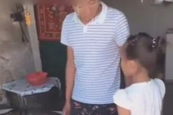 Con gái luộc vịt cho bố bồi bổ, mở vung nồi ra xem, ông bố "đứng hình" vì cảnh tượng trước mắt