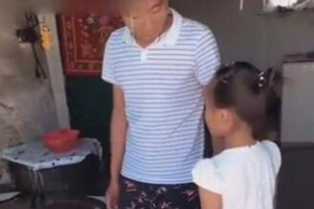 Con gái luộc vịt cho bố bồi bổ, mở vung nồi ra xem, ông bố "đứng hình" vì cảnh tượng trước mắt