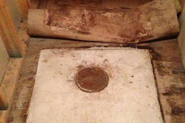 Phát hiện chiếc két sắt cũ dưới sàn nhà ông bà, vừa mở ra xem, người đàn ông bị sốc khi thấy những thứ bên trong