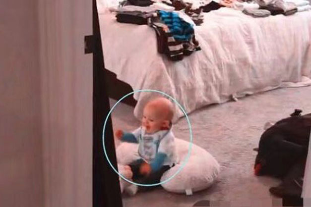 Con ở trong phòng một mình nhưng lại có tiếng cười rất to, mẹ vội vàng chạy vào kiểm tra, bất ngờ vì cảnh tượng trước mắt