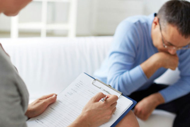 Đưa con gái đi khám định kỳ nhưng gần 1 tiếng không thấy ra, đến khi được gọi vào, người cha choáng váng trước những gì nhìn thấy