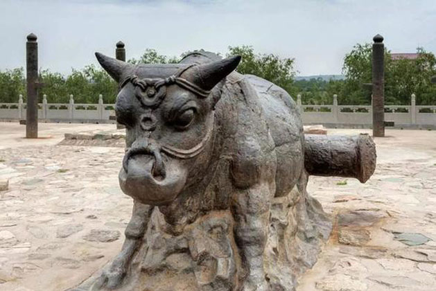 'Bò sắt Hoàng Hà' được khai quật nhiều năm nhưng vẫn nằm phơi nắng bên bờ sông, chuyên gia thú nhận: Chúng tôi không dám!