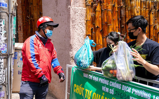 TP Hồ Chí Minh: Shipper đi chợ hộ đã tăng tốc độ giao hàng