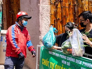 TP Hồ Chí Minh: Shipper đi chợ hộ đã tăng tốc độ giao hàng