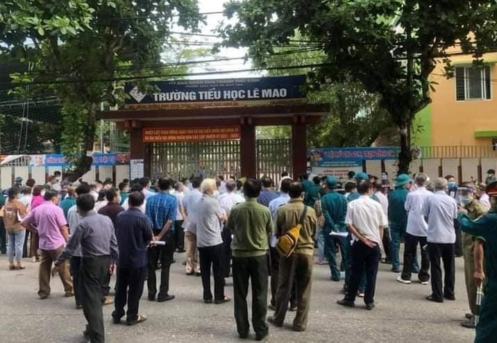 Nghệ An: Người dân tập trung đông chờ tiêm vaccine, không bảo đảm quy định 5K