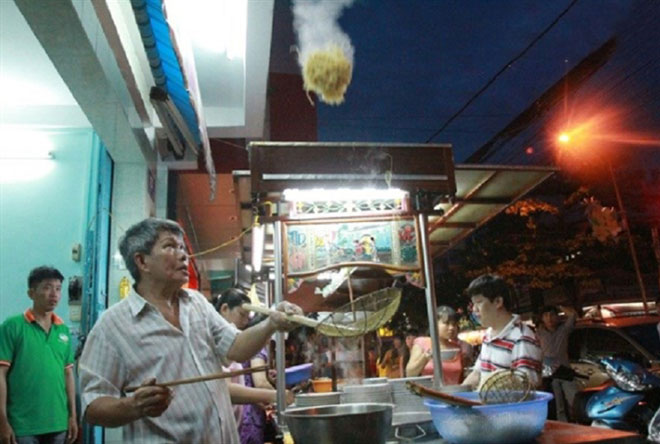 Mì thảy: Món mì độc đáo, khi ăn phải tung hứng lên tới 1,5m mới đúng kiểu