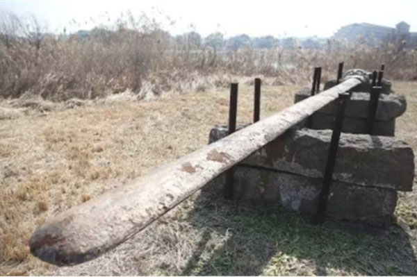 Lão nông đào cát tìm thấy thanh kiếm dài hơn 7m, dân làng khiếp sợ: Chôn ngay kẻo họa lớn!