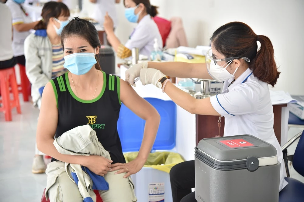 Ưu tiên tiêm vaccine phòng COVID-19 cho người lao động đang tham gia sản xuất tại các doanh nghiệp để yên tâm sản xuất.