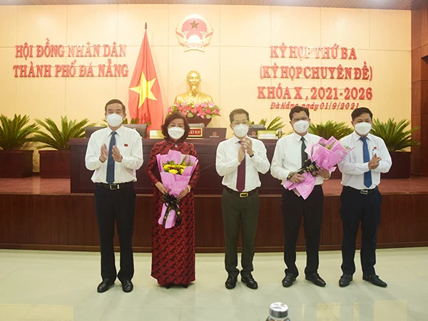 Ông Trần Phước Sơn và bà Ngô Thị Kim Yến (ôm hoa) được bầu làm Phó Chủ tịch UBND TP Đà Nẵng