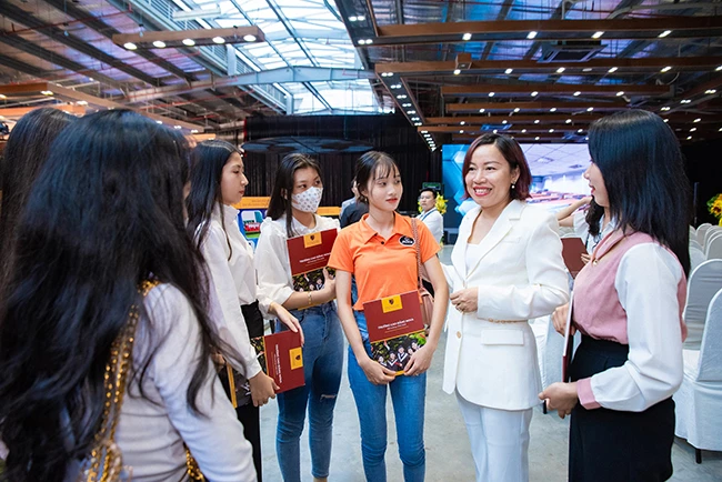 Hiệu trưởng Nguyễn Thị Ngọc Quyên chia sẻ với các em học sinh về chương trình đào tạo tại Nova College.