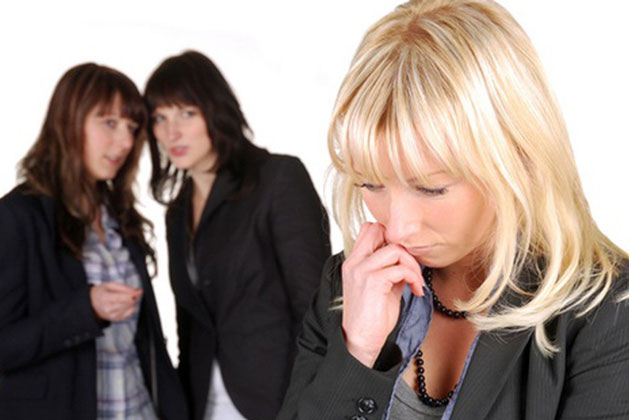 Bị đồng nghiệp chơi xấu, cô gái lẳng lặng làm 1 việc, kết quả khiến thủ phạm hối không kịp