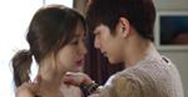 Sau 10 năm chồng vẫn giữ liên lạc với tình cũ, một hôm tôi thấy anh ngồi khóc vì cuộc gọi giữa đêm