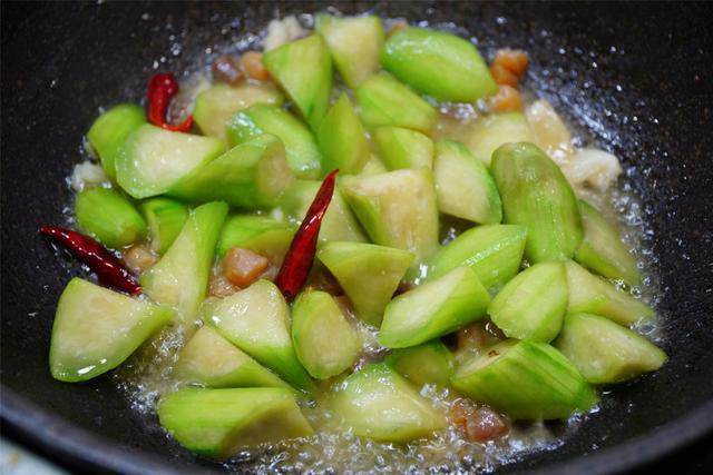 Xào mướp cứ cho thêm thứ này đảm bảo không sợ thâm đen lại ngọt hơn gấp bội