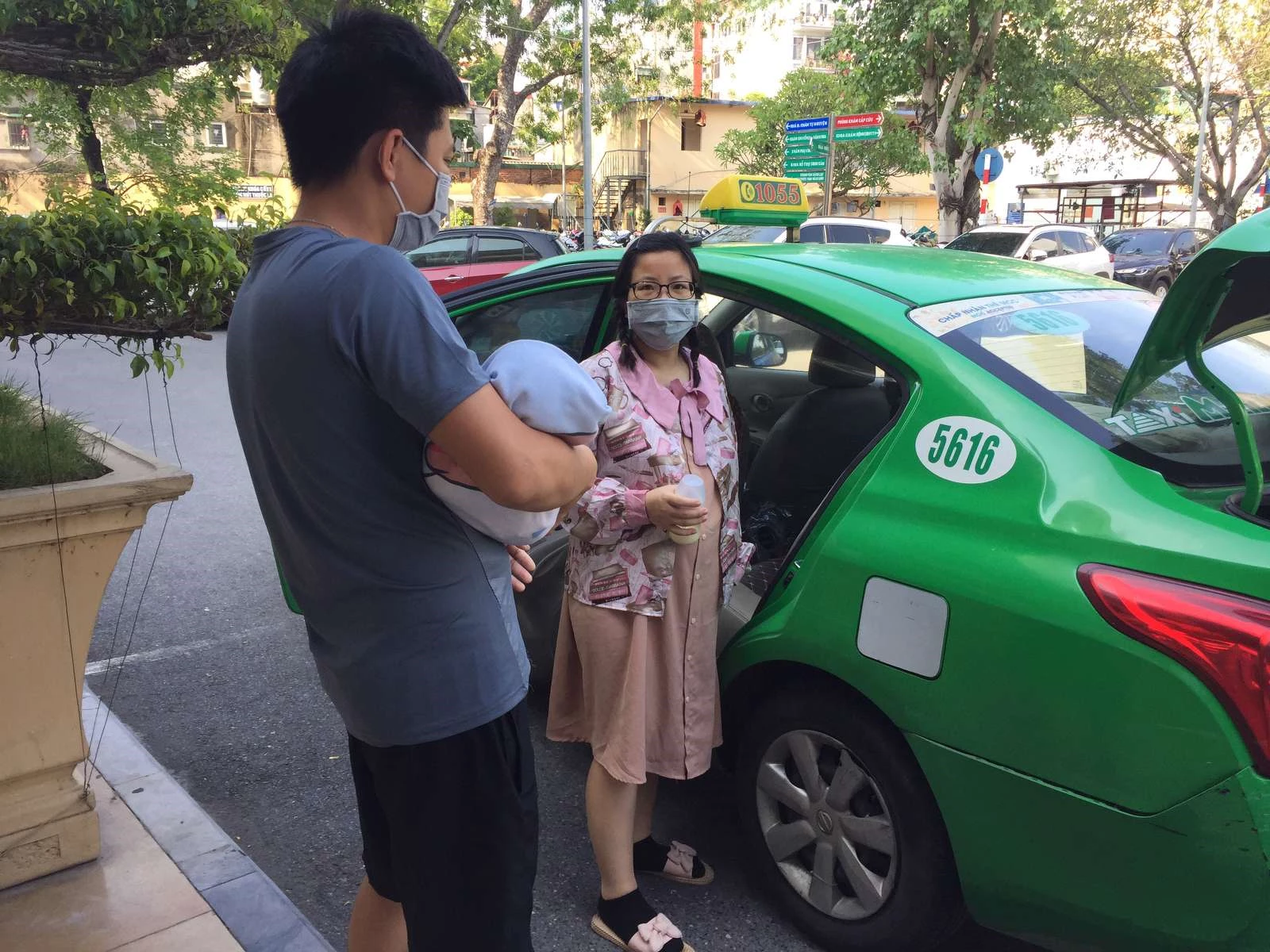 Mẹ bầu luôn chọn taxi Mai Linh để di chuyển đi khám thai, đi sinh trên những chuyến xe an toàn, chuyên nghiệp.