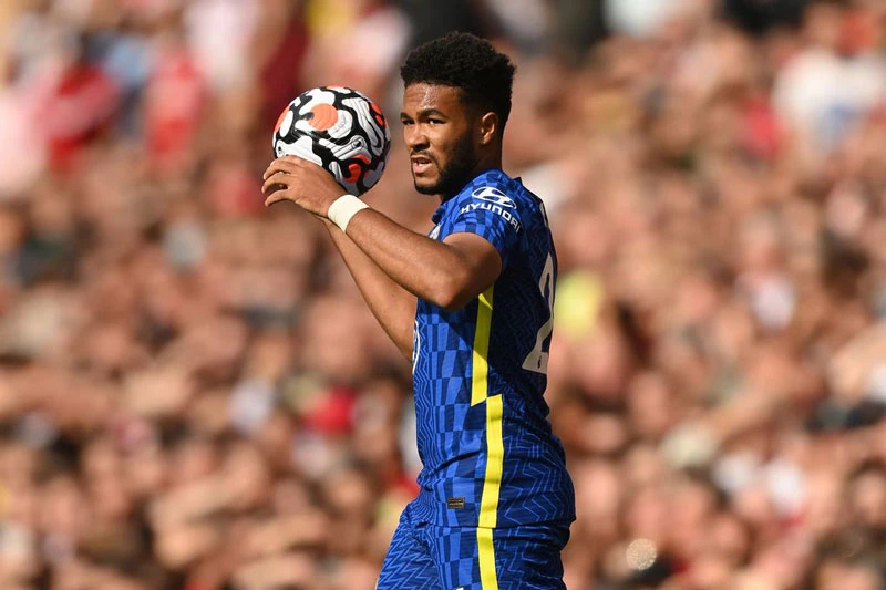 Hậu vệ phải: Reece James. Hậu vệ phải: Reece James.