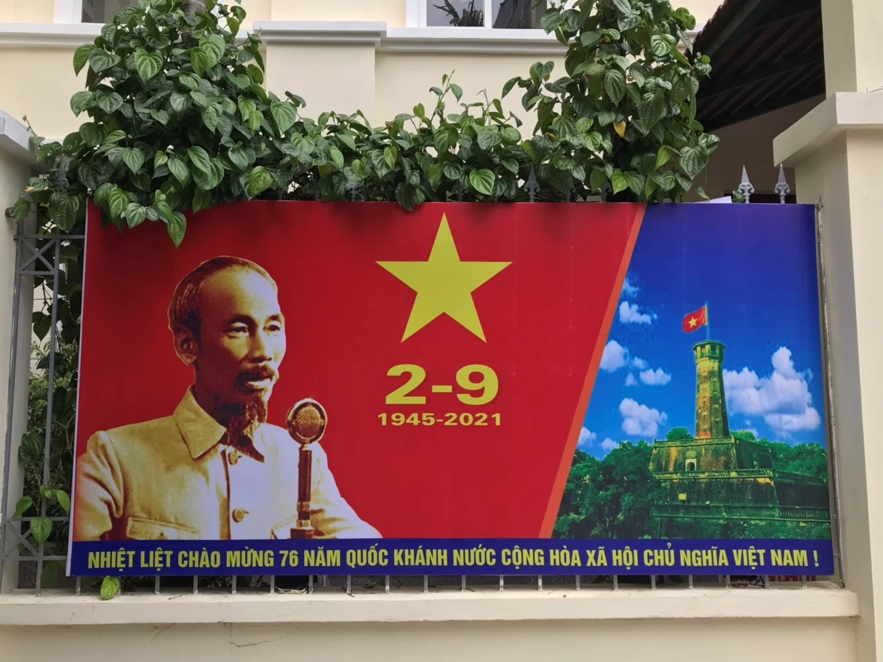 Tấm pano chào mừng 76 năm Quốc khánh nước Cộng hòa xã hội chủ nghĩa Việt Nam đặt tại phường Bách Khoa.