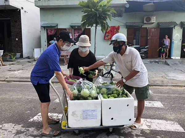 Hội Phụ nữ phường An Hải Bắc (quận Sơn Trà) thực hiện mô hình "đi chợ giúp dân" trong những ngày TP Đà Nẵng "ở yên một chỗ". Đây là 10/56 xã, phường đã qua 14 ngày không có ca mắc mới COVD-19 trong cộng đồng, tính đến thời điểm ngày 2/9