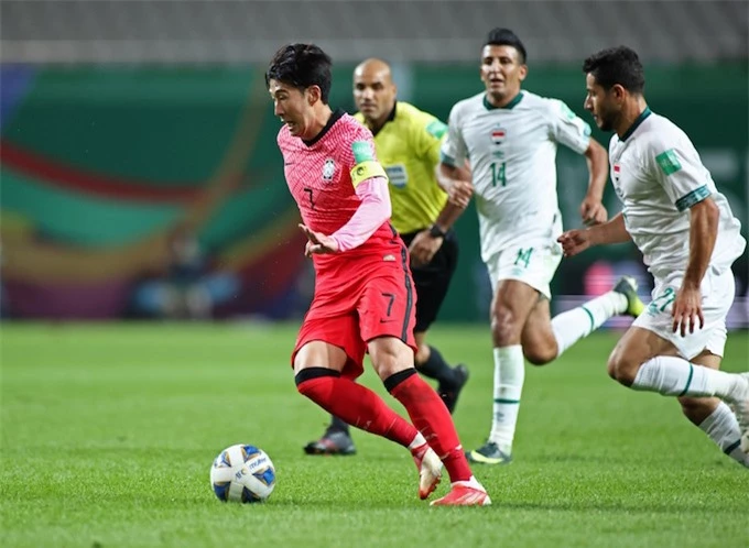 Son Heung Min (7, Hàn Quốc) gần như bế tắc trước sự đeo bám của các tuyển thủ Iraq