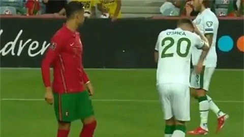 Ronaldo thoát thẻ đỏ dù tát O'Shea