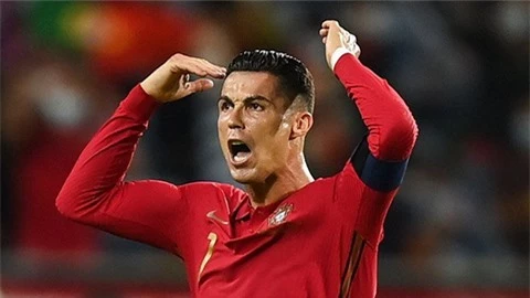 Ronaldo phá kỷ lục ghi bàn của Ali Daei