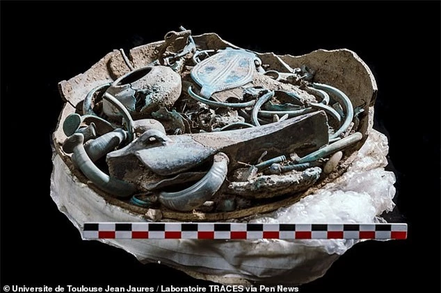 Vô tình tìm thấy “kho báu 3.000 năm” của Pháp, giới khảo cổ dậy sóng: Đây là phát hiện tuyệt nhất từ trước đến nay! - Ảnh 1.