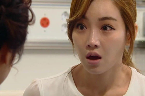 Chăm mẹ chồng nằm viện 7 ngày không chợp mắt, ngày bà xuất viện, bác sĩ nhắn 3 chữ khiến con dâu sững sờ