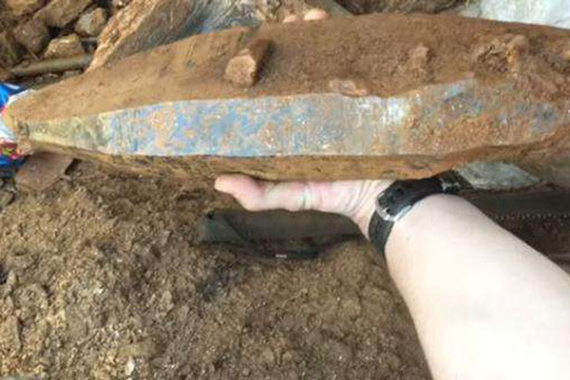 Tìm thấy khối đá trong bãi đất bỏ hoang, đem về rửa sạch, nam thanh niên choáng khi biết giá trị thật của nó