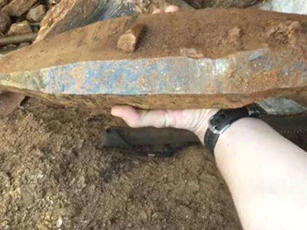 Tìm thấy khối đá trong bãi đất bỏ hoang, đem về rửa sạch, nam thanh niên choáng khi biết giá trị thật của nó