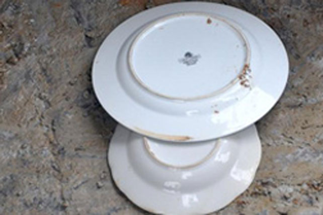 Đang vui vì khai quật được cặp đĩa trong mộ cổ, chuyên gia lập tức 'sôi máu' khi đọc dòng chữ dưới đáy, thẳng tay ném vỡ đĩa đi!