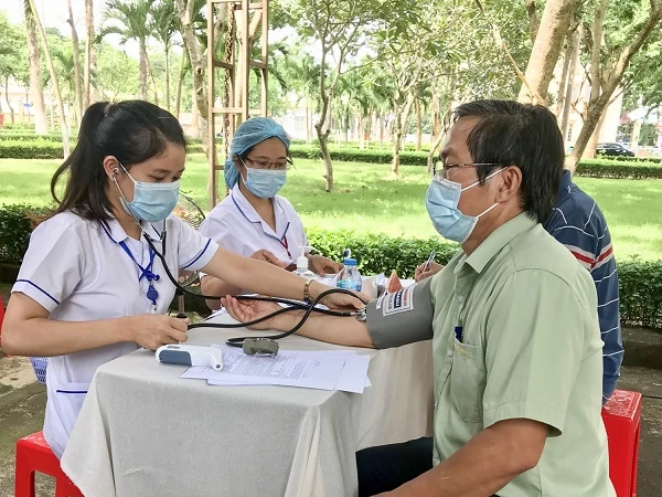 Chuyên gia dịch tễ khuyến cáo Hà Nội nên nhanh chóng tiêm vaccine phòng COVID-19 cho người trên 65 tuổi.
