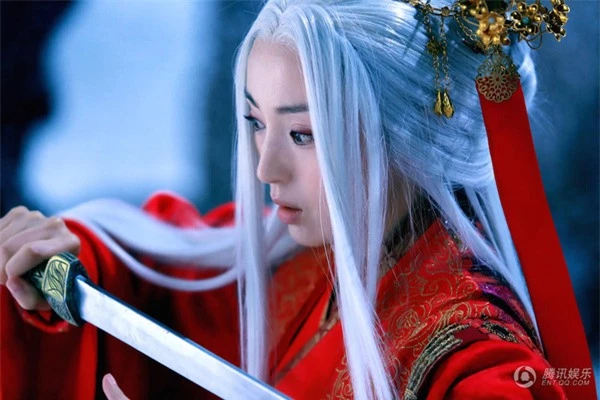 5 mỹ nhân tóc trắng đẹp nhất màn ảnh Hoa ngữ: Cúc Tịnh Y chưa bao giờ ma mị đến thế, trùm cuối đẹp đến tan nát cõi lòng - Ảnh 5. 5 mỹ nhân tóc trắng đẹp nhất màn ảnh Hoa ngữ: Cúc Tịnh Y chưa bao giờ ma mị đến thế, trùm cuối đẹp đến tan nát cõi lòng - Ảnh 5.