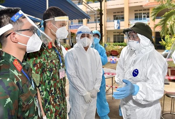 Thủ tướng Phạm Minh Chính (ngoài cùng bên phải) kiểm tra một trạm y tế lưu động tại TP Hồ Chí Minh, ngày 26/8 vừa qua - Ảnh: VGP