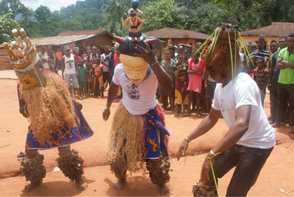 Ngôi làng nơi đàn ông và phụ nữ chả hiểu nhau nói gì, muốn thả thính phải đèn sách học lại từ đầu