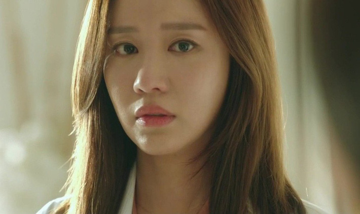 Mắt nhắm mắt mở bước vào nhà tắm, tôi sững sờ vì không ngờ anh trai mình lại đang nằm ngủ ở đó