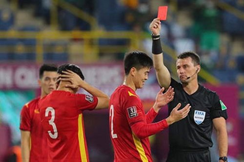 Ông Đoàn Phú Tấn: 'Không hiểu sao trọng tài rút thẻ đỏ với Duy Mạnh'
