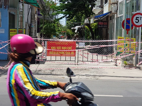 Phòng chống dịch COVID-19 tại phường An Hải Đông (quận Sơn Trà, Đà Nẵng), nơi vừa phát hiện 5 ca cộng đồng chưa rõ nguồn lây trong kỳ báo cáo ngày 3/9