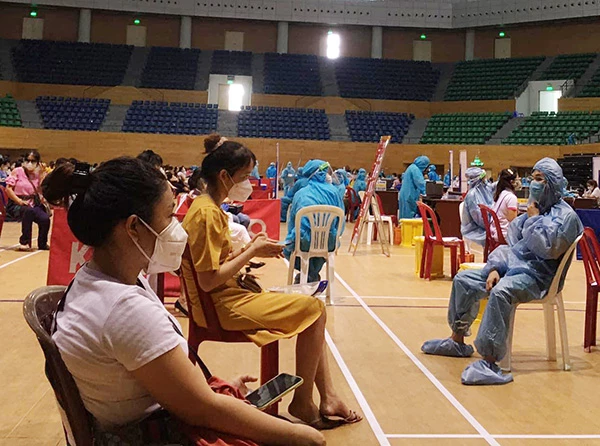 Giáo viên Đà Nẵng tham gia tiêm vaccine phòng COVID-19 tại Cung Thể thao Tiên Sơn để chuẩn bị cho năm học mơi 2021 - 2022