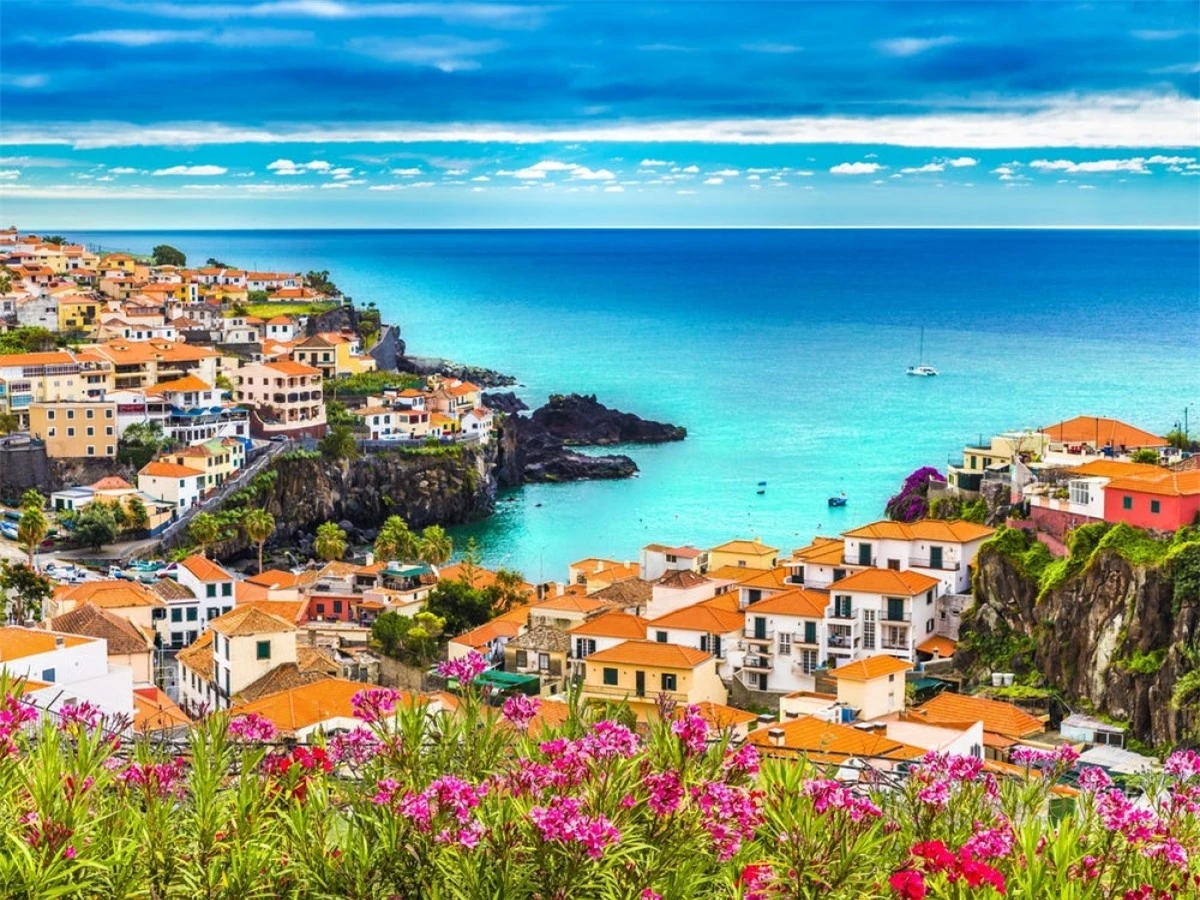 Quần đảo Madeira nằm giữa Đại Tây Dương, với 2 đảo chính là Madeira và Porto Santo.