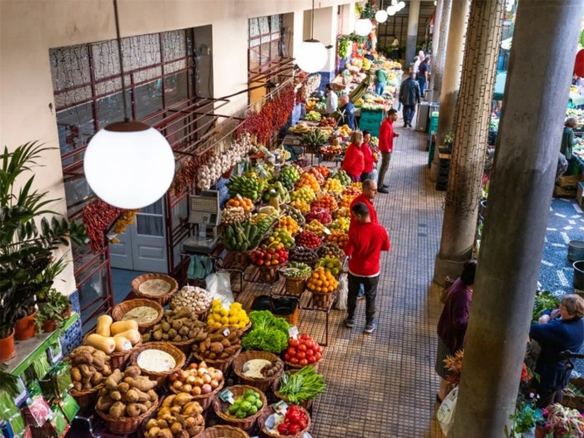 Những khu chợ ngập tràn màu sắc thu hút đông du khách tới mua các loại quả địa phương.