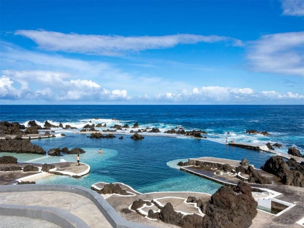 Những bể bơi tự nhiên tạo ra từ dung nham là điểm đến độc đáo, làm nên thương hiệu của hòn đảo.
