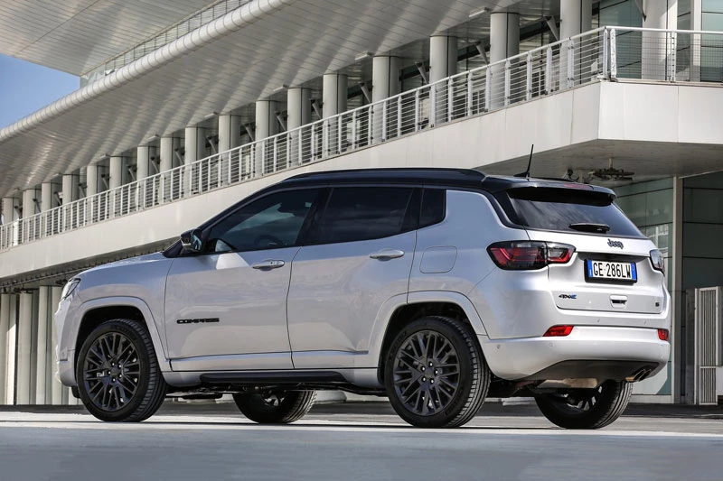 8. Jeep Compass (doanh số: 1.637 chiếc).