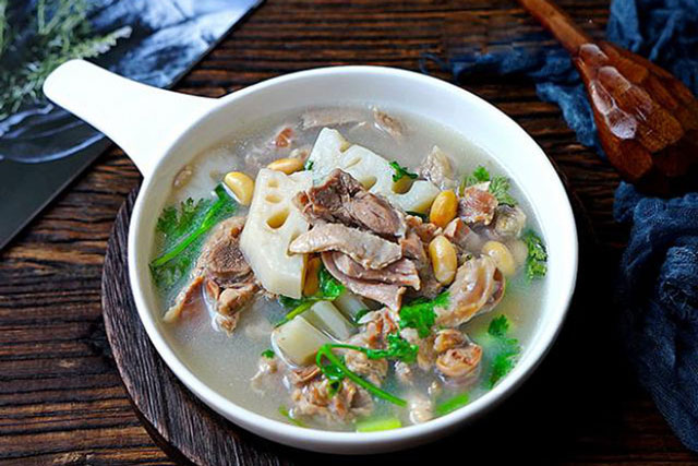 Món canh vịt củ sen ngon ngọt, thanh mát, ăn hết lại thèm