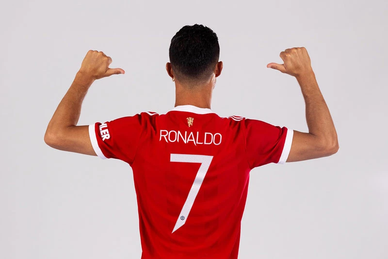 Ronaldo mặc áo số 7.