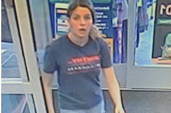 Cô gái vứt balo vào thùng rác rồi đi mua sắm, nhân viên thấy lạ mở thử ra xem liền hốt hoảng báo cảnh sát