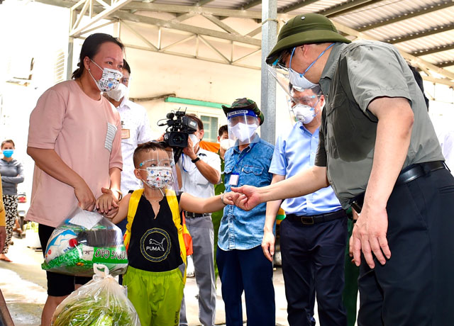 Thủ tướng kiểm tra đột xuất, chỉ đạo trực tuyến công tác phòng chống dịch tại các ‘pháo đài’