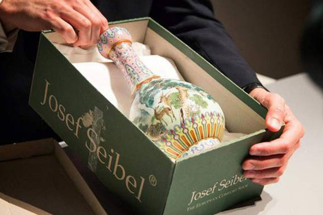 Bà cụ người Pháp tìm được món đồ cũ trên gác xép, không ngờ lại là báu vật “limited” các đại gia phải săn lùng