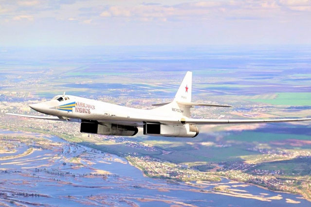 Máy bay ném bom hạng nặng siêu thanh Tu-160 của Nga đáng sợ như thế nào?