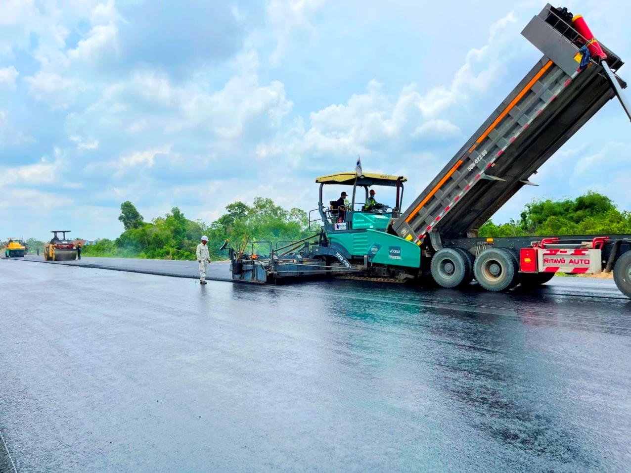 Cao tốc Trung Lương - Mỹ Thuận dù gặp nhiều khó khăn trong thi công do ảnh hưởng của dịch bệnh, nhưng vẫn quyết tâm hoàn thành trong năm 2021.