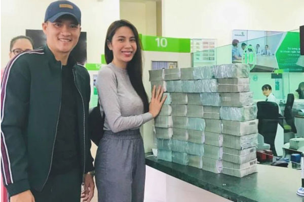 Phía Thủy Tiên công bố toàn bộ số tiền đã trao trong hoạt động từ thiện, hẹn livestream nhận sao kê tại ngân hàng khi hết dịch